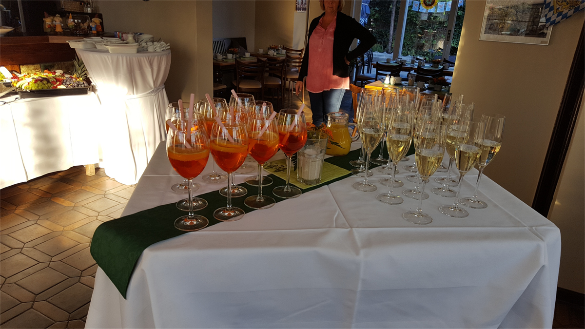 Ein Tisch mit vielen Weingläsern darauf