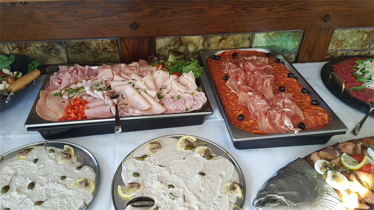 Es kommen viele unterschiedliche Speisen auf den Tisch.