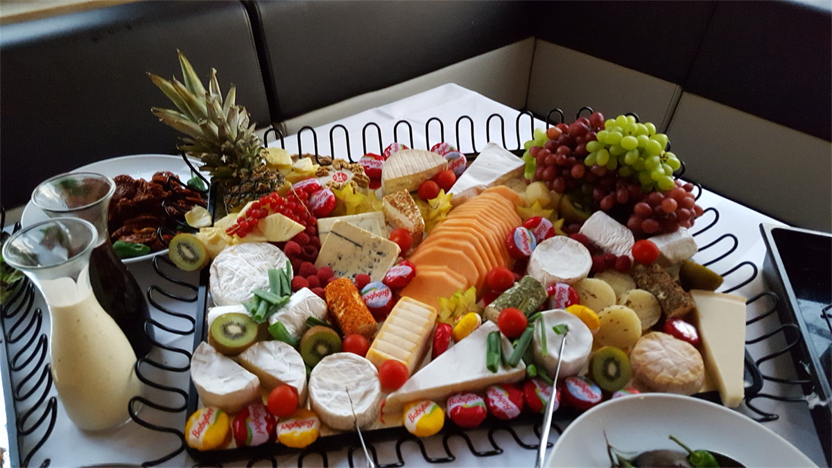 Ein Tisch mit verschiedenen Früchten und Käsesorten