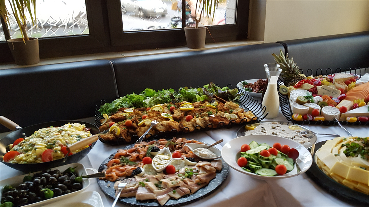 Ein Buffet-Tisch mit einer Auswahl an Speisen darauf