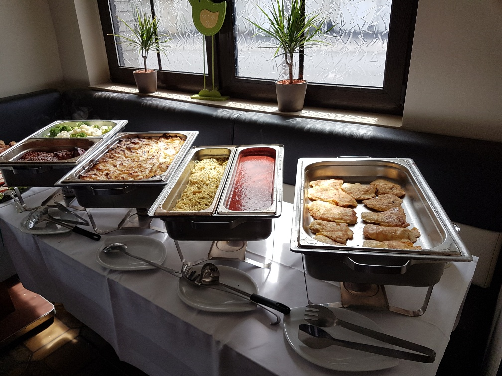 Ein Buffet-Tisch mit einer Auswahl an Speisen darauf