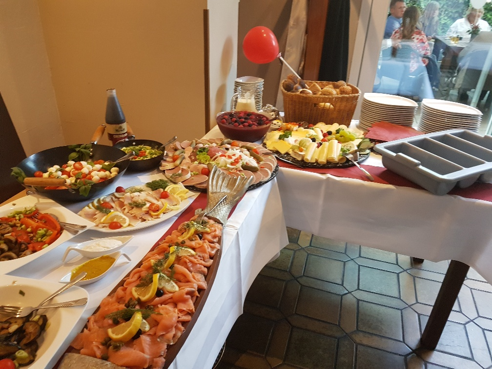 Ein Buffet-Tisch mit viel Essen darauf