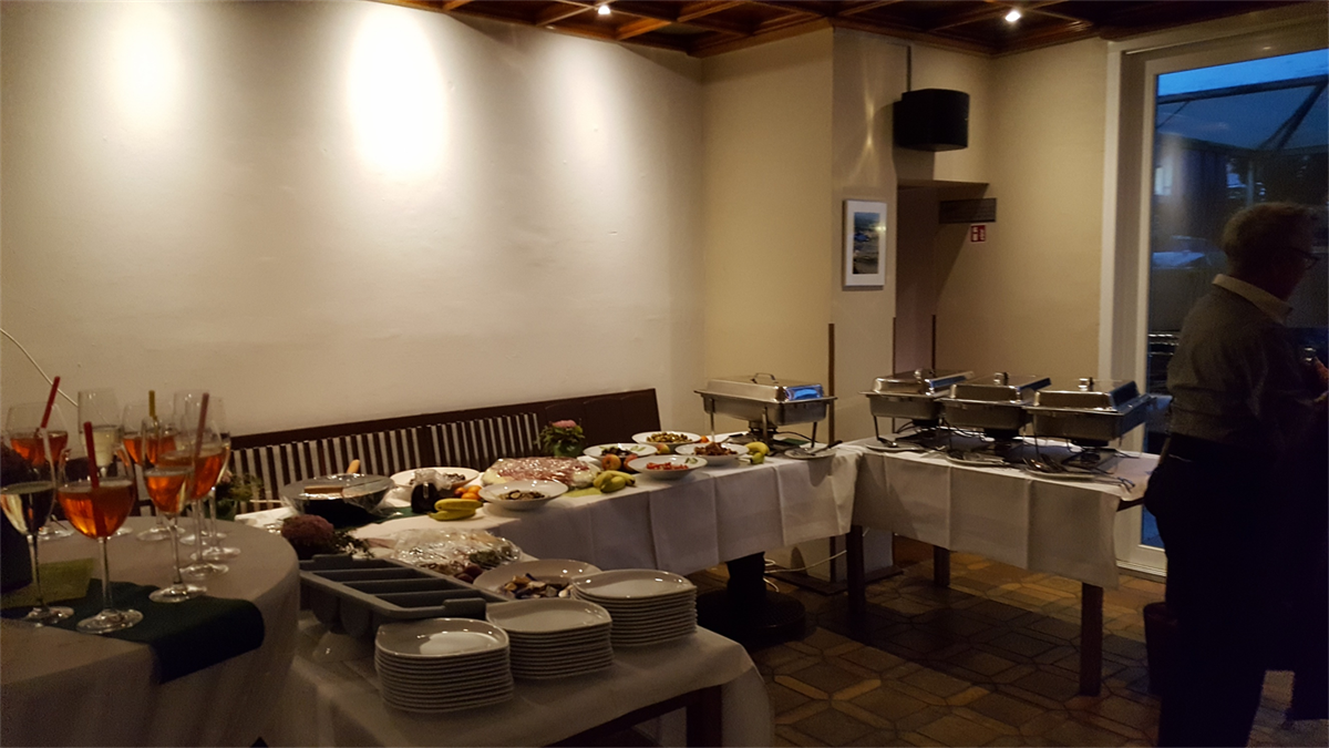 Ein Raum voller Tische und Teller mit Essen.