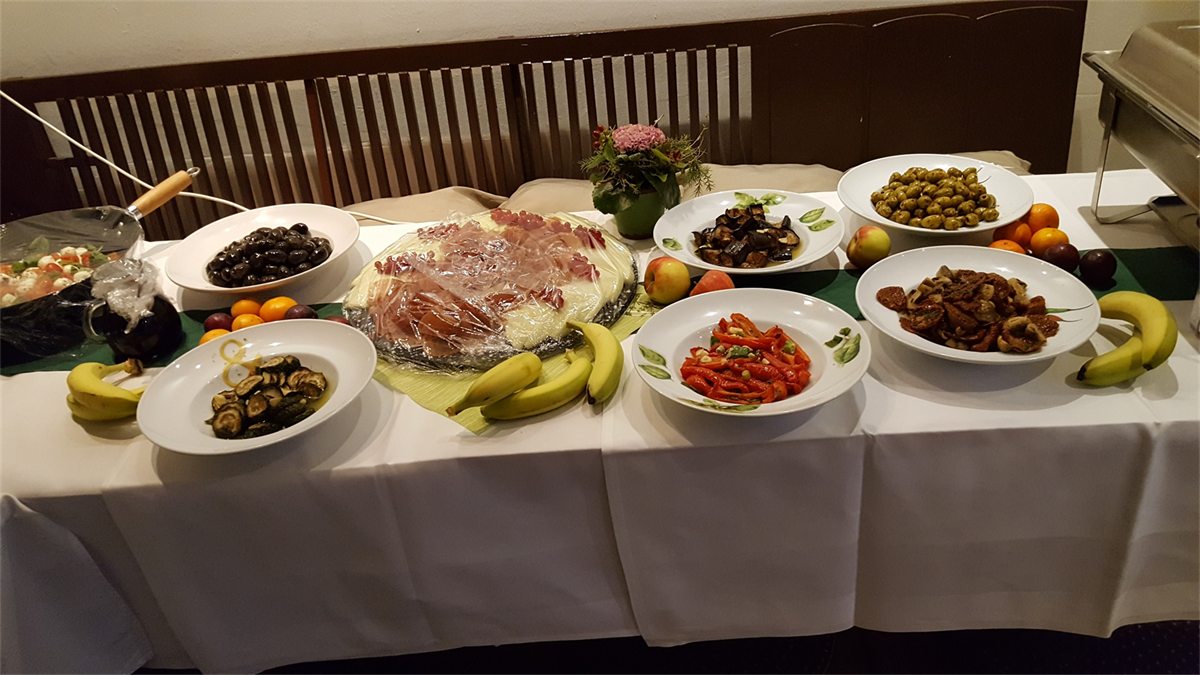 Ein Tisch mit Tellern voller Essen und Obst.