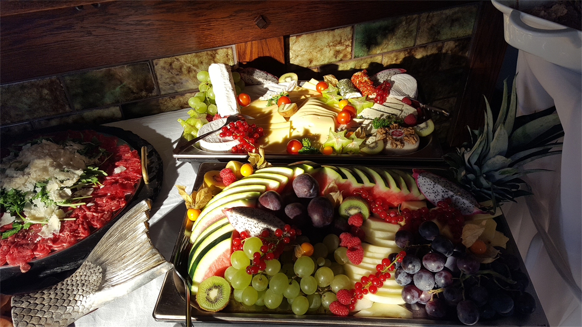 Ein Buffet-Tisch mit verschiedenen Obst- und Gemüsesorten.
