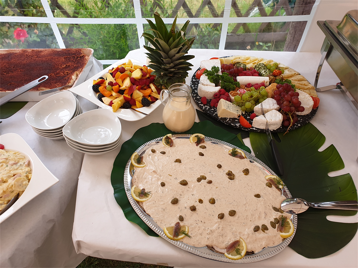 Ein Buffet-Tisch mit Tellern voller Essen und einer Ananas darauf