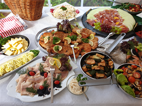 Ein Tisch mit Tellern voller Essen und Besteck