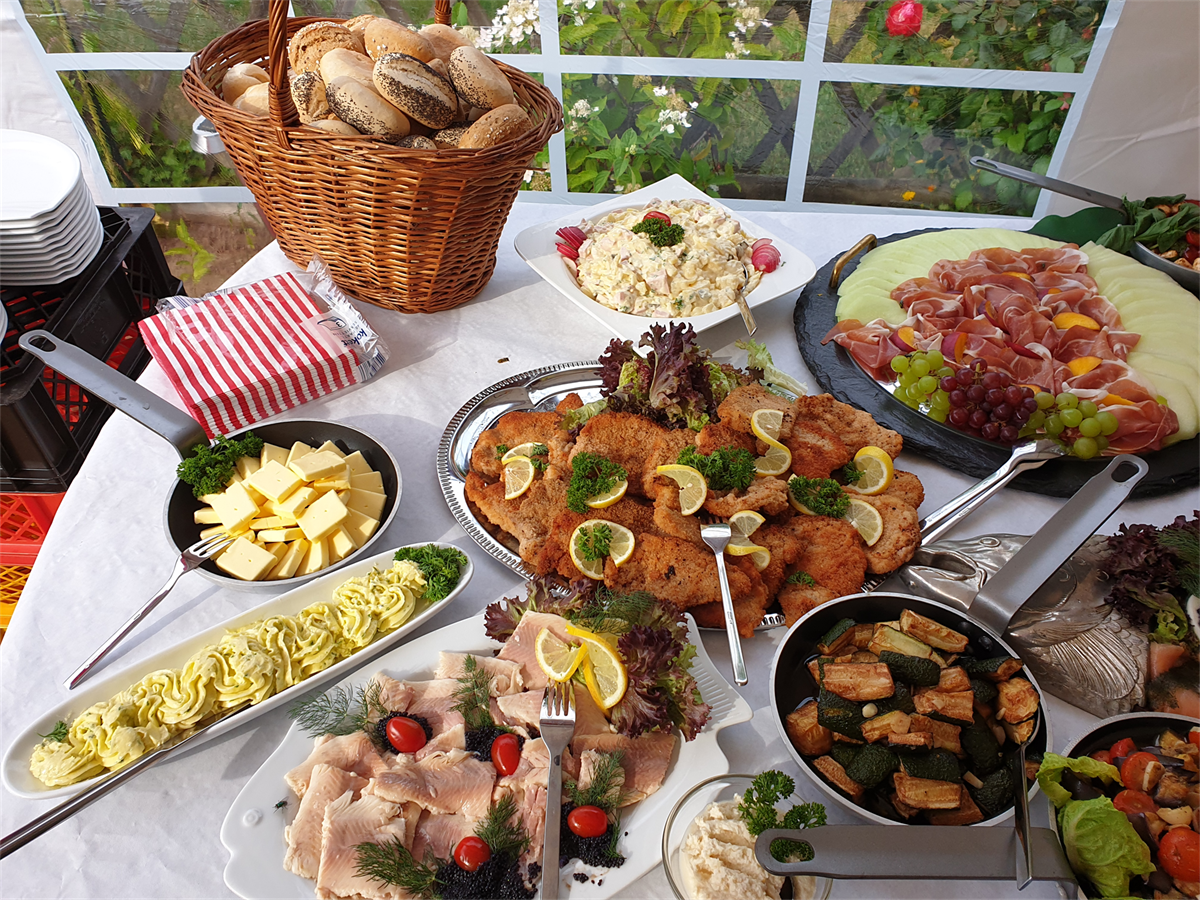 Ein Tisch mit Tellern voller Essen und einem Korb Brot.