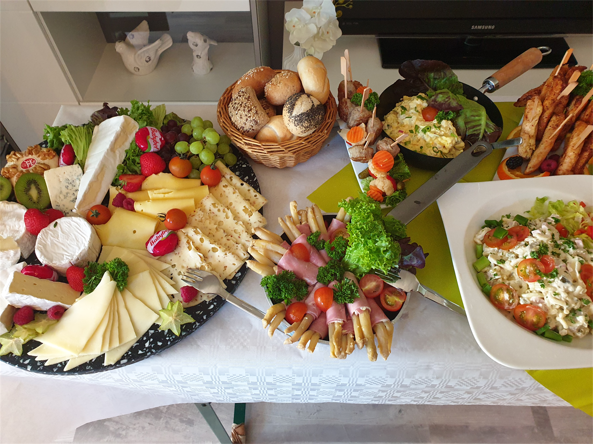 Es kommen viele unterschiedliche Speisen auf den Tisch.