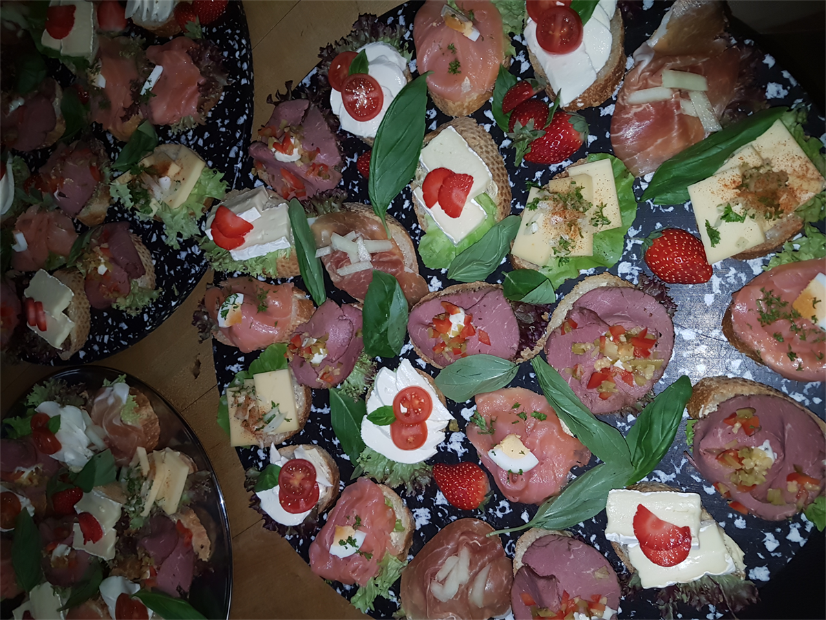 Eine Auswahl an Vorspeisen auf einem schwarzen Teller