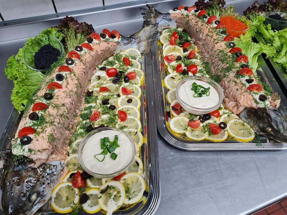 Auf einer Theke stehen zwei Tabletts mit Essen.