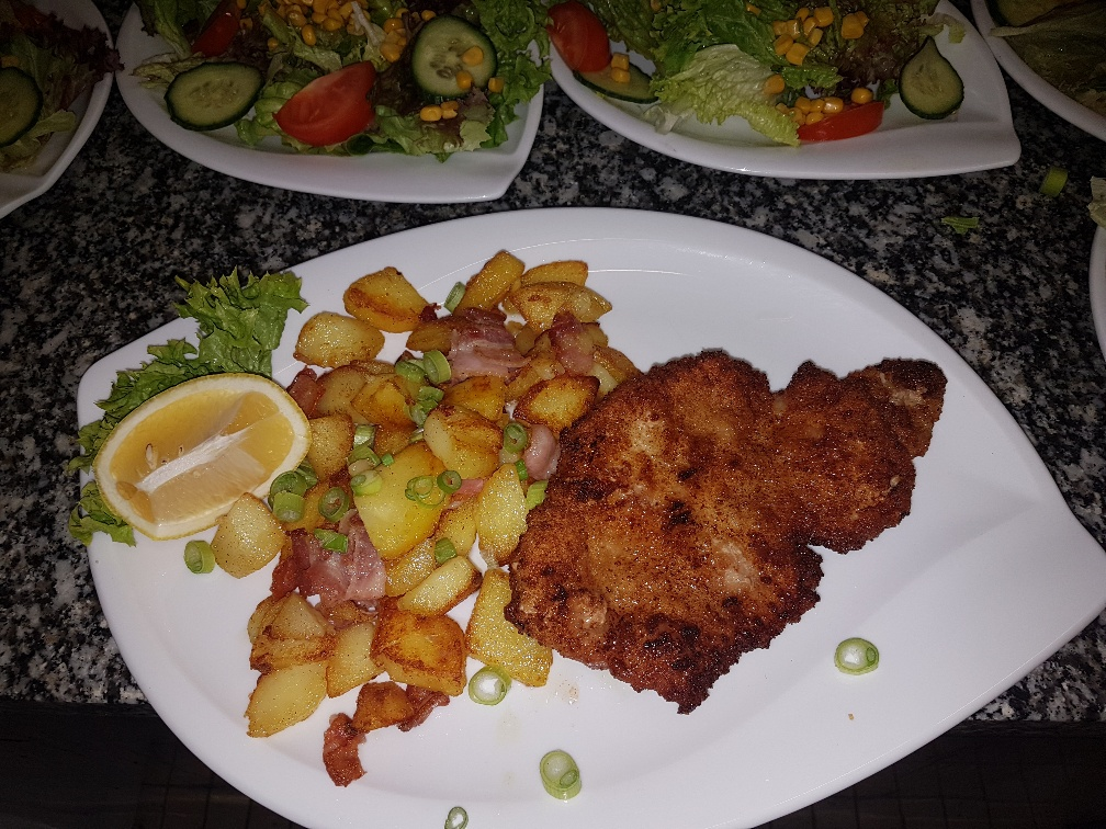 Ein Teller mit Fleisch und Kartoffeln auf einem Tisch