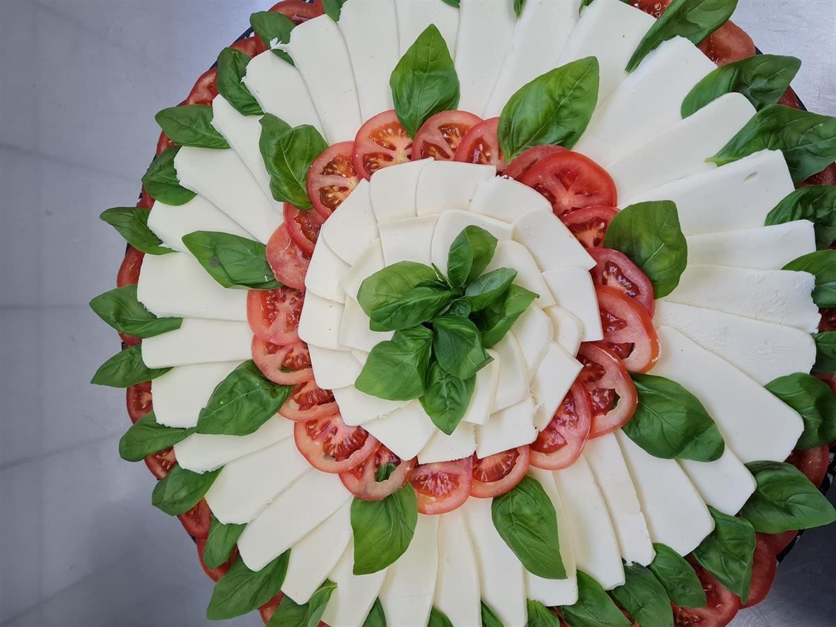 Ein Tisch mit Tellern voller Essen, darunter Käse und Gemüse