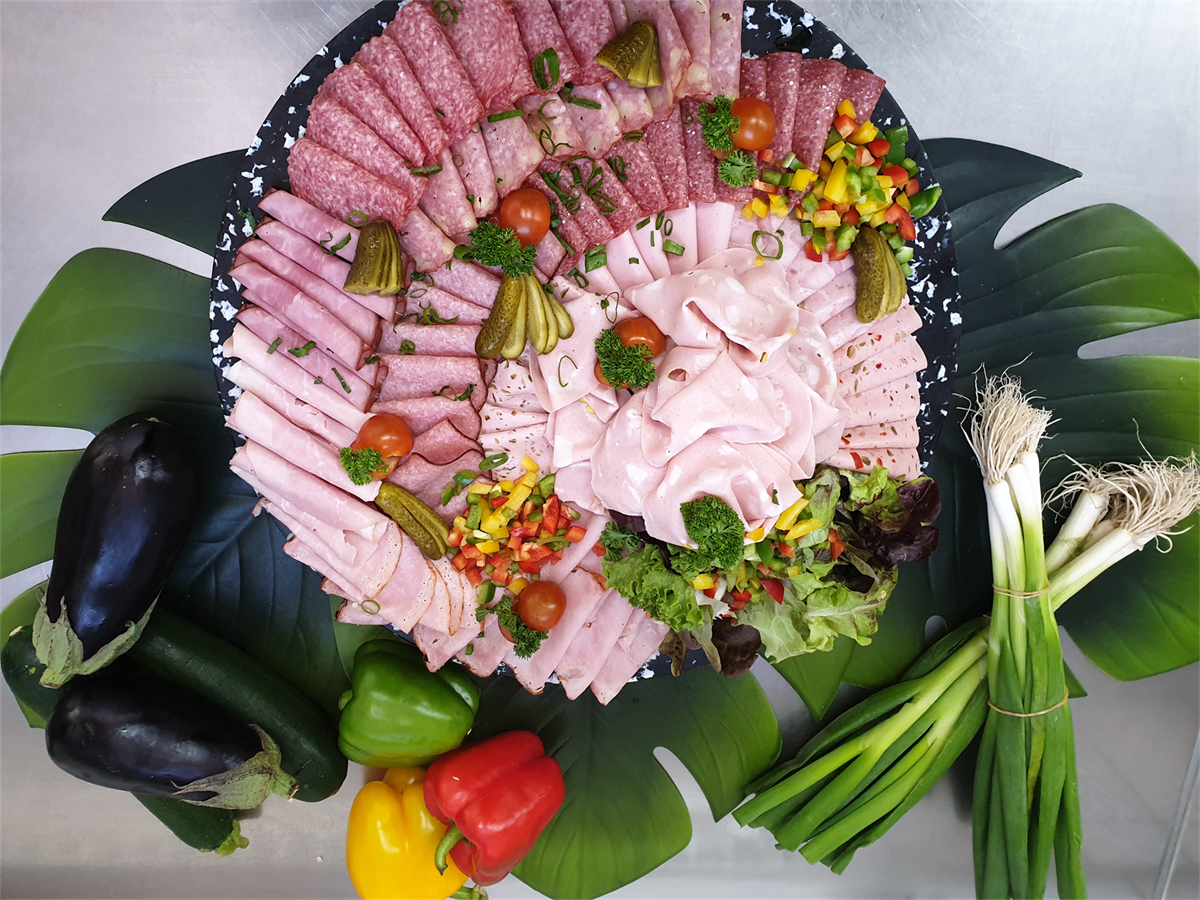 Ein Teller mit Fleisch und Gemüse auf einem Tisch