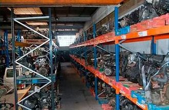 Un almacén lleno de muchas piezas de automóviles en estantes.