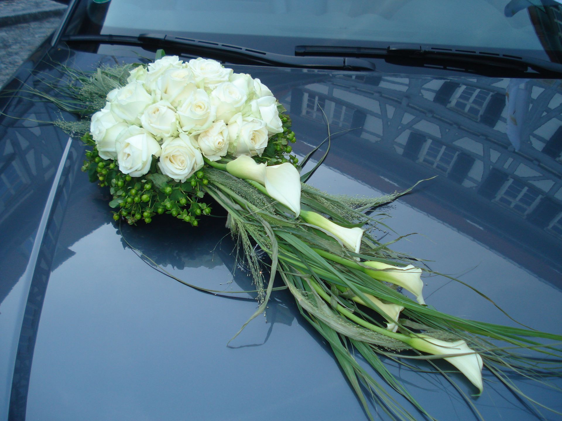 Bouquet fleur sur capot voiture