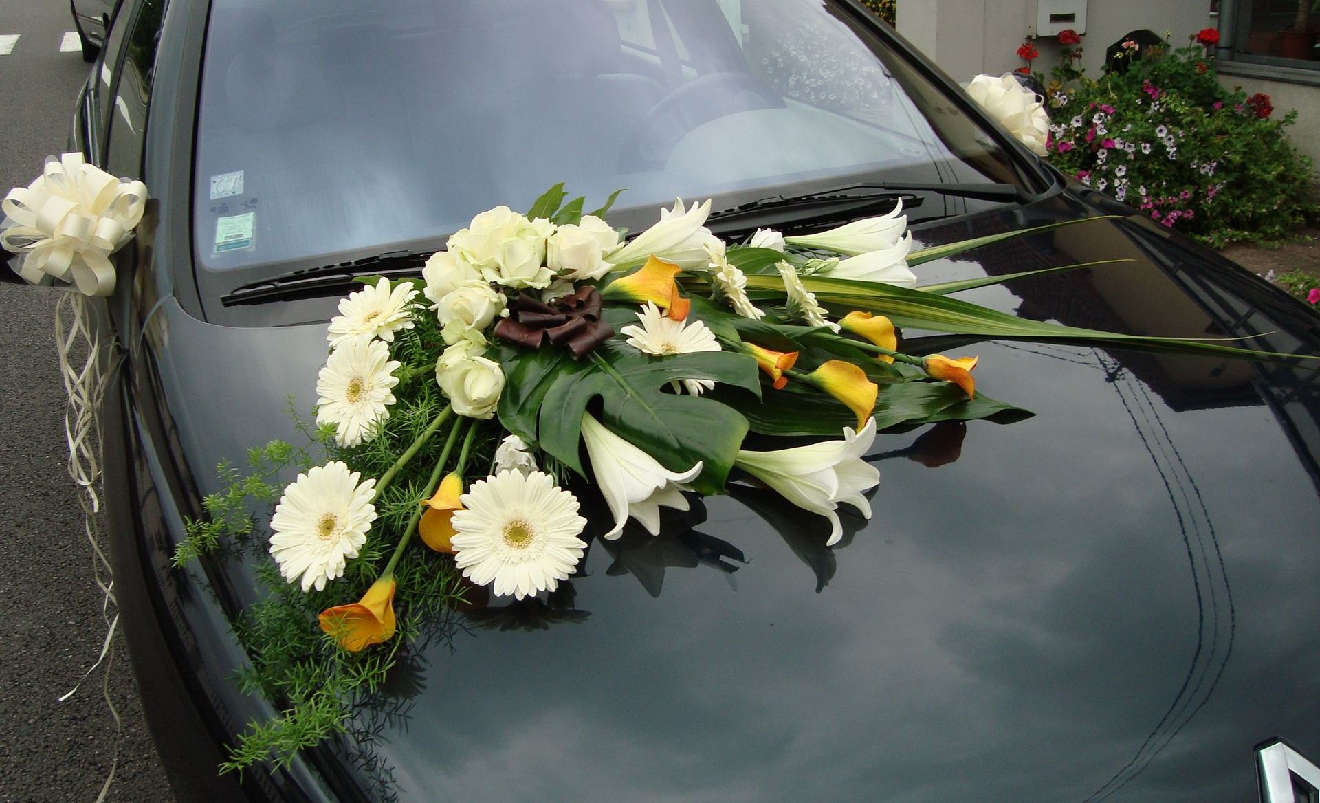Composition florale et décoration voiture mariage
