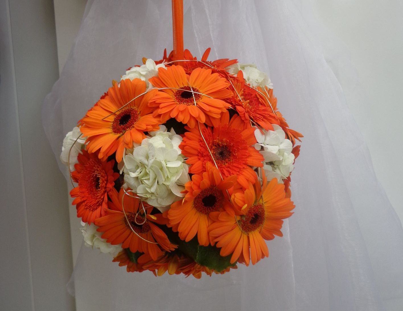 Décoration florale orange et blanc en rond