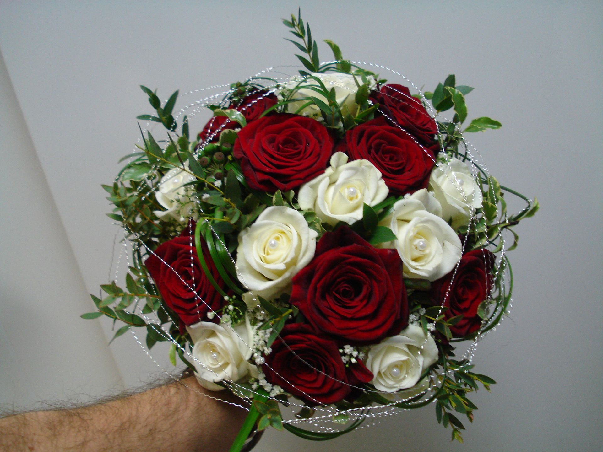 Jolie bouquet de mariée roses rouges et blanches