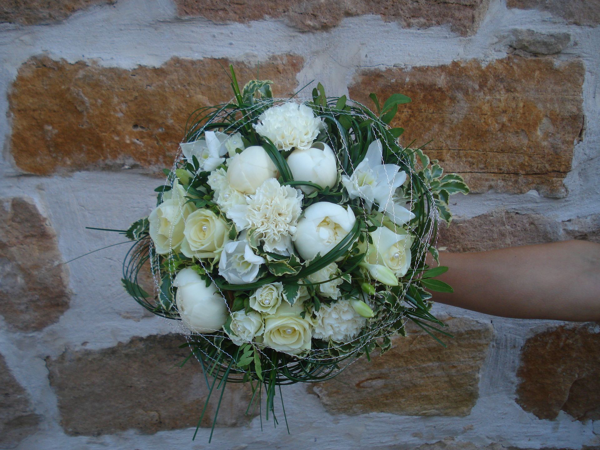 Bouquet de mariée, fleurs blanches et végétal