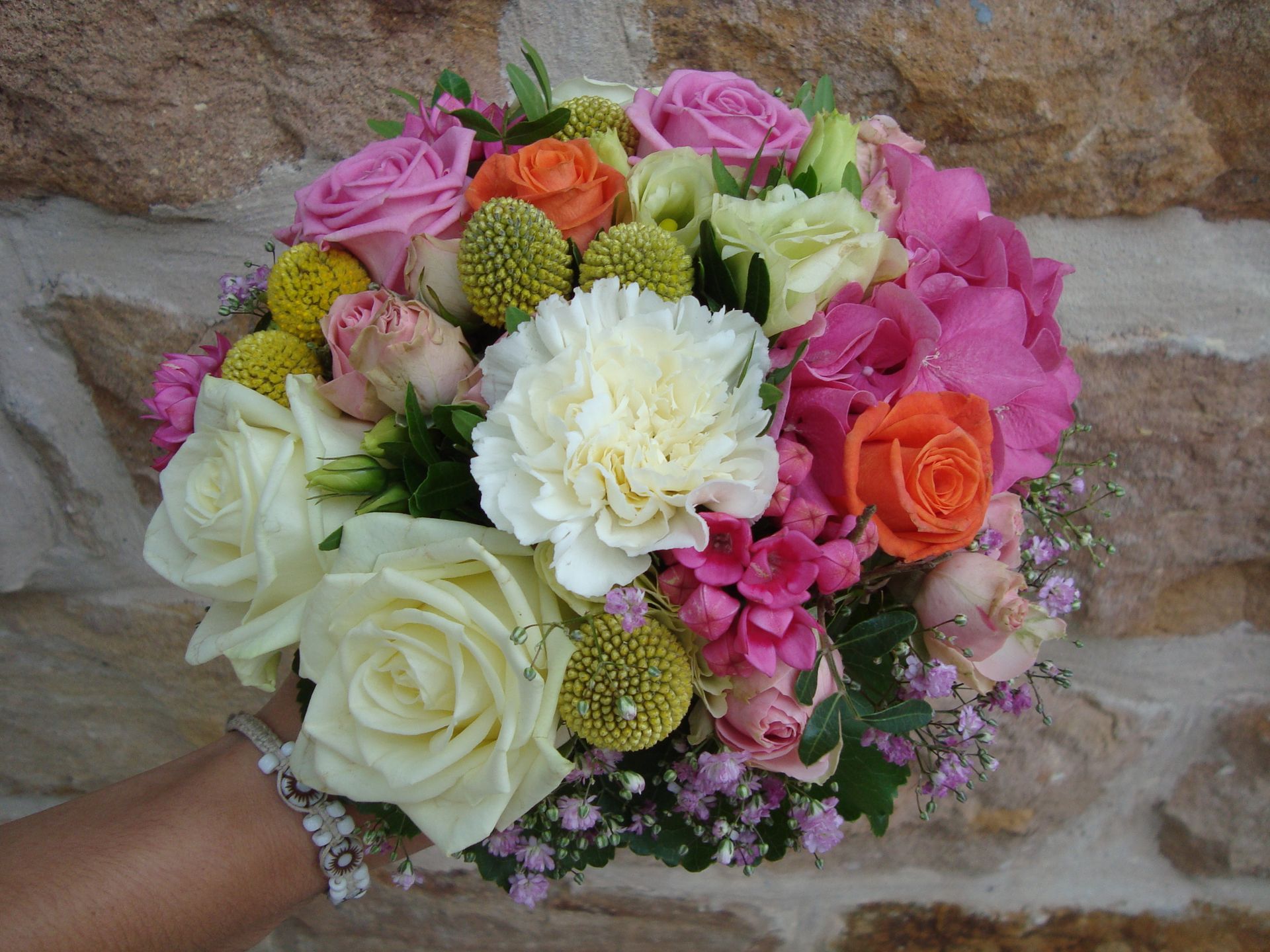 Bouquet mariée dans un style fleurs des champs et printannier