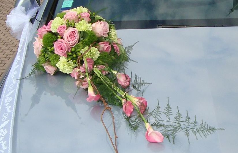 Composition florale sur voiture pour mariage