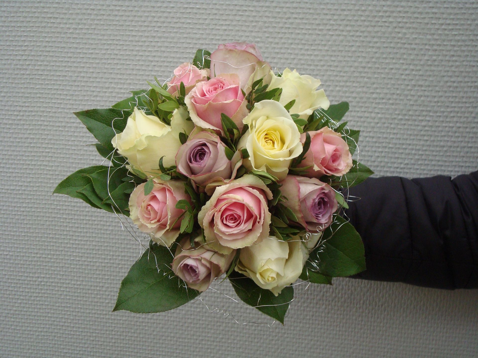 Bouquet de mariée dans des teins violet, rose et blanc crême