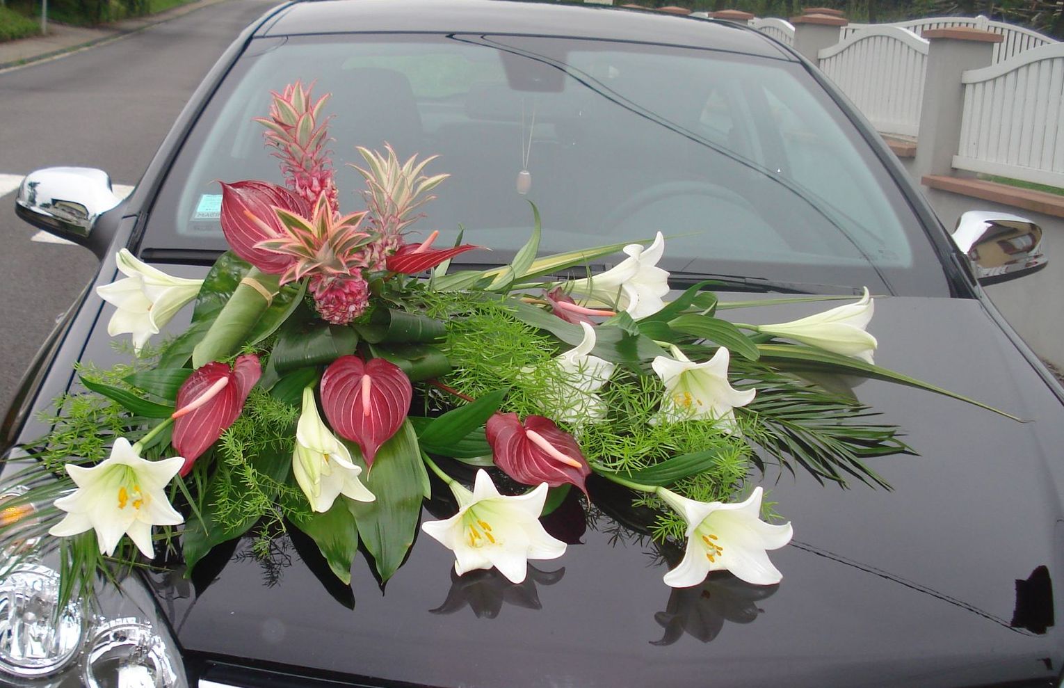 Grande composition florale sur voiture de mariées