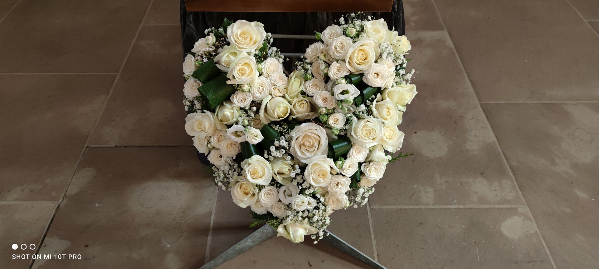 Coussin de deuil en coeur,  blanc et crême