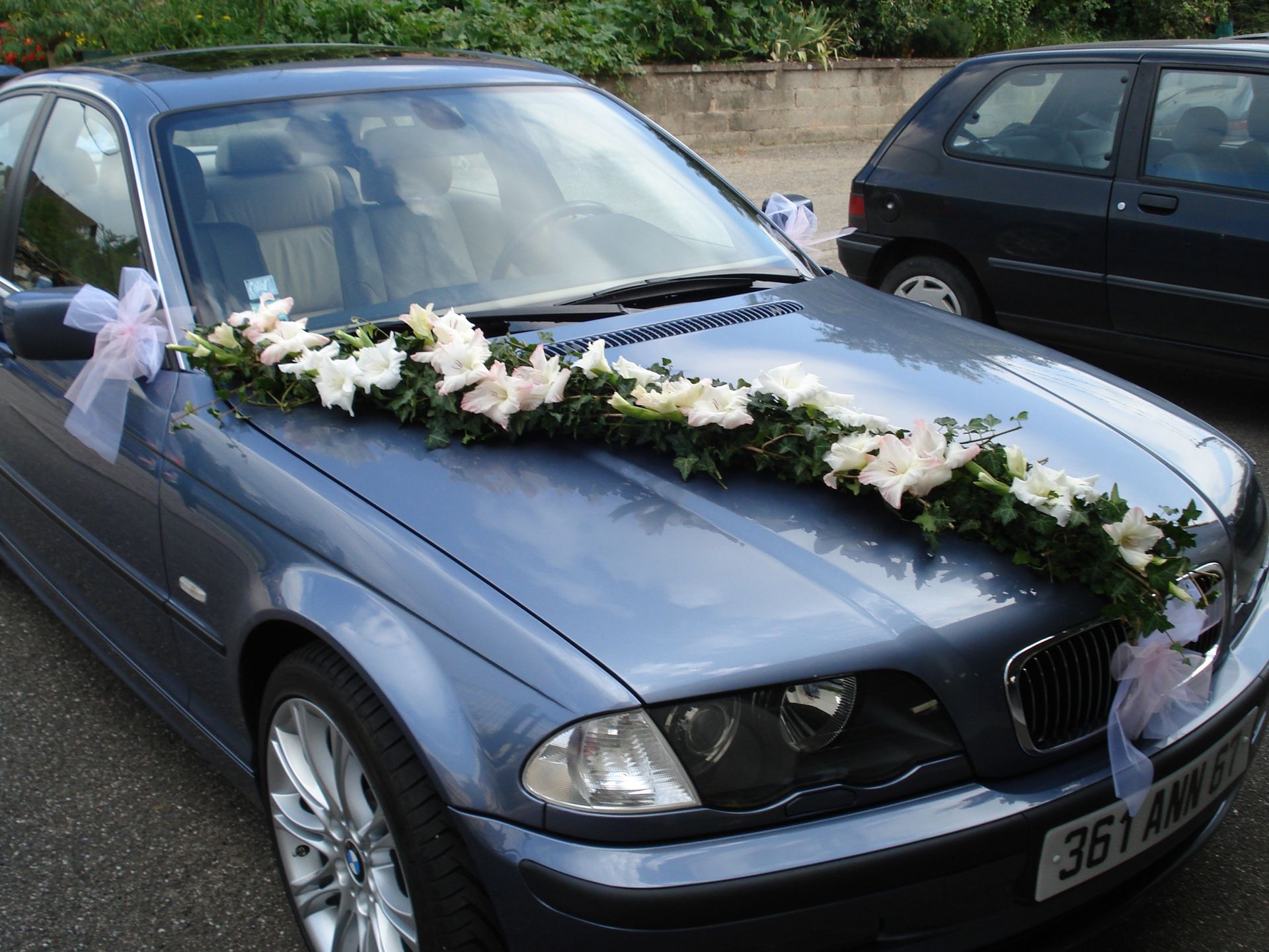 Décoration florale transversal capot voiture