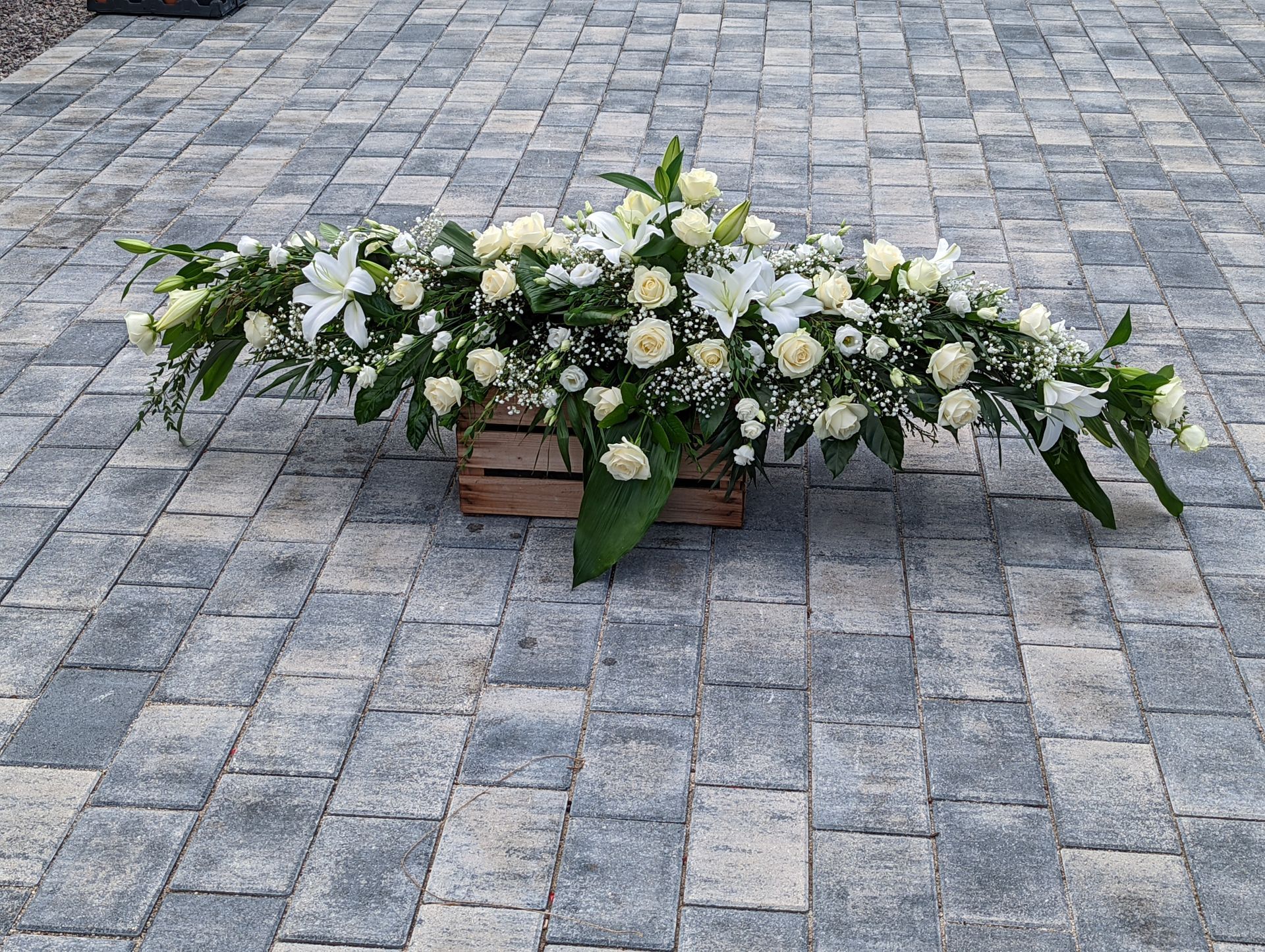 Composition florale, devant de tombe