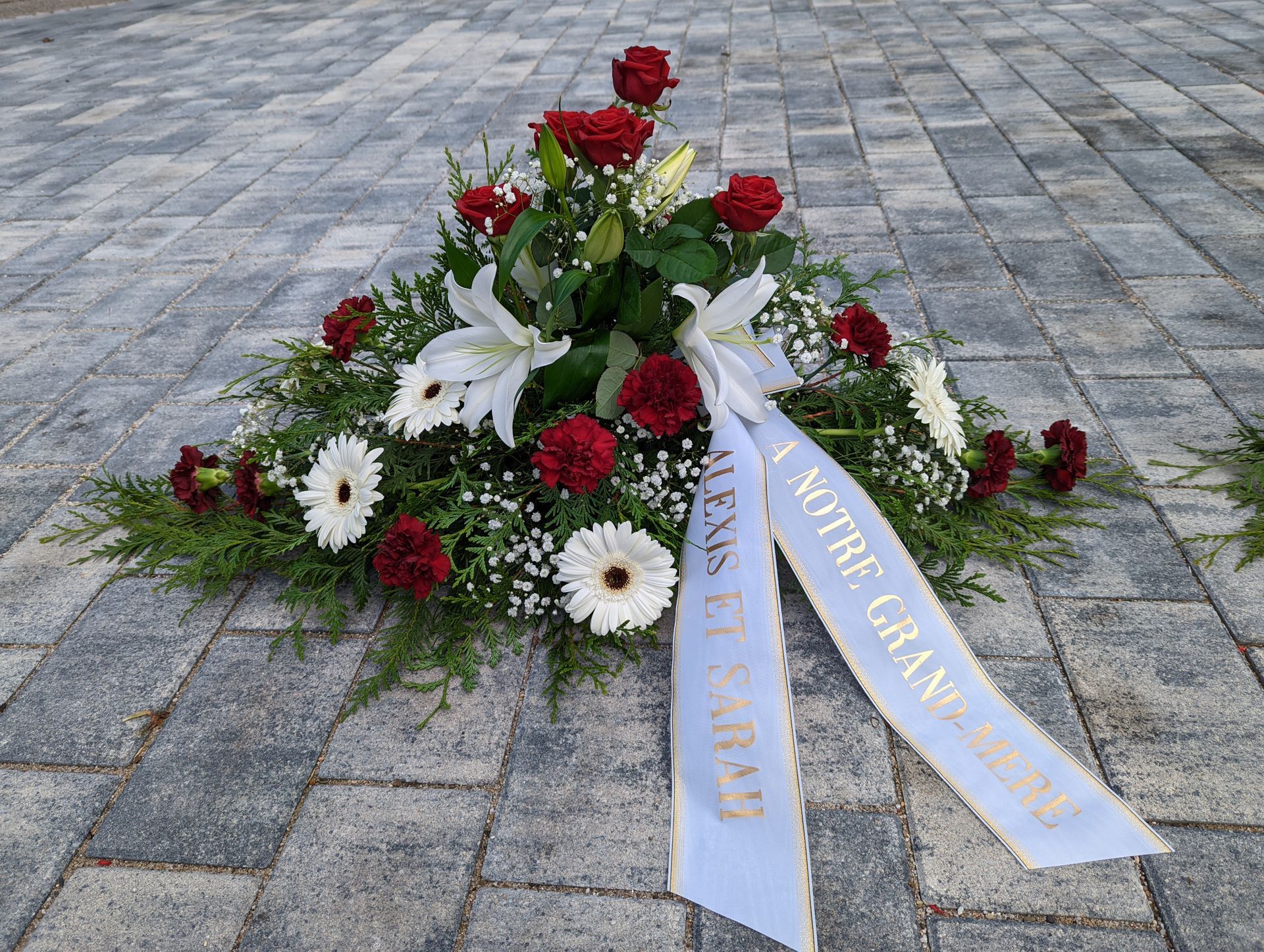 Composition florale pour deuil : à notre grand-mère