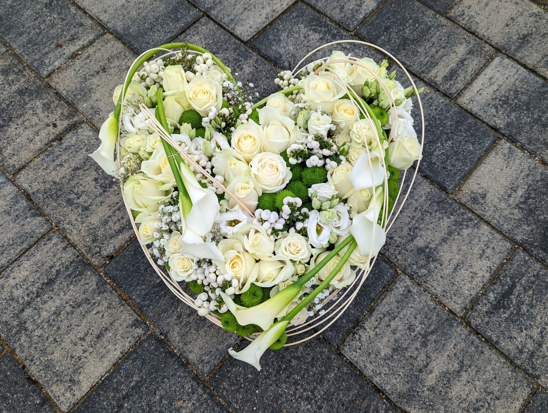 Coussin de deuil en coeur clair,  blanc et crême