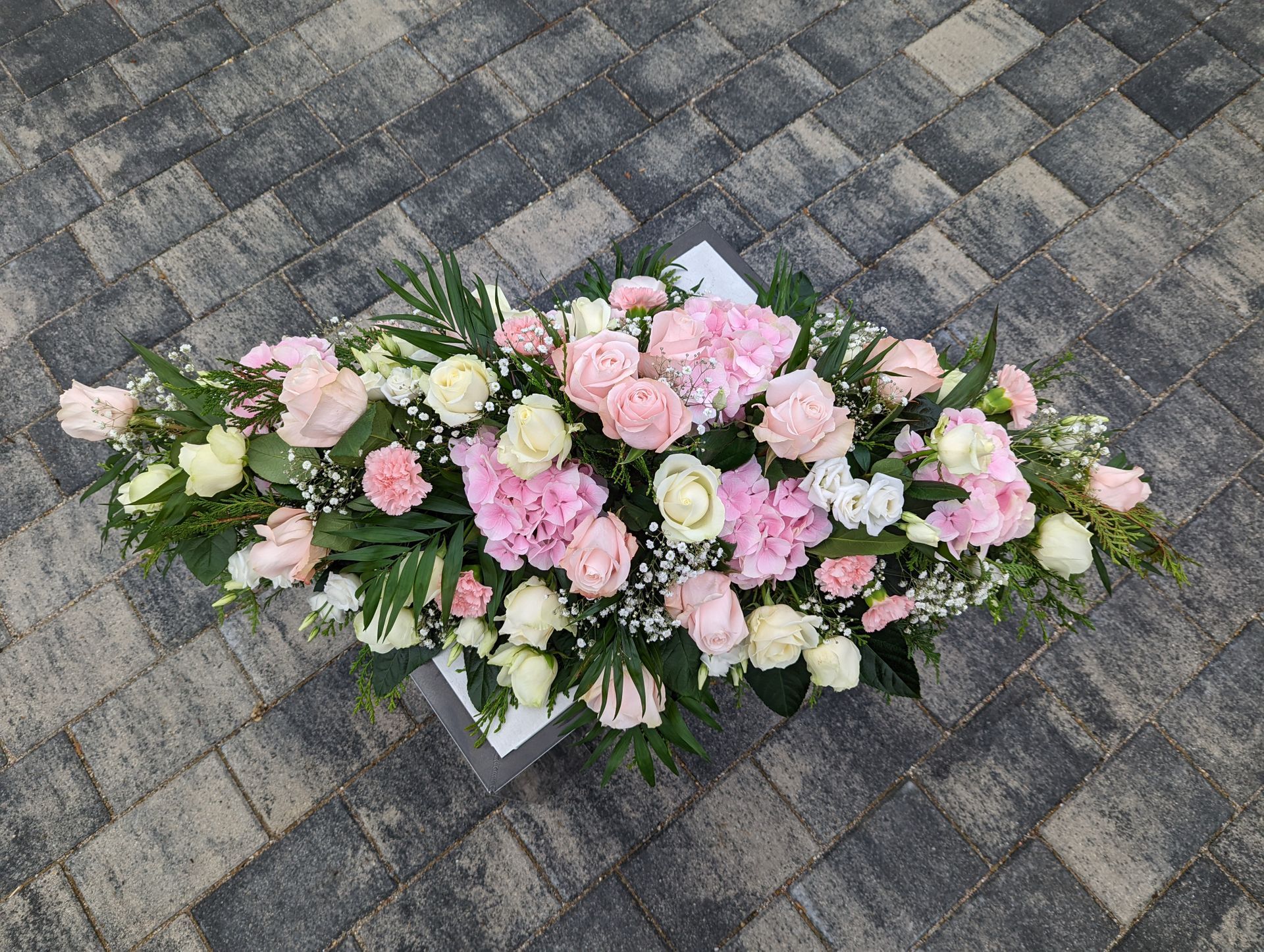 Composition florale pour deuil, devant de tombe