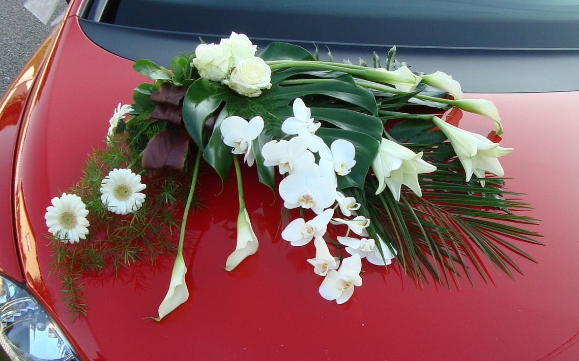Composition florale pour mariées sur voiture