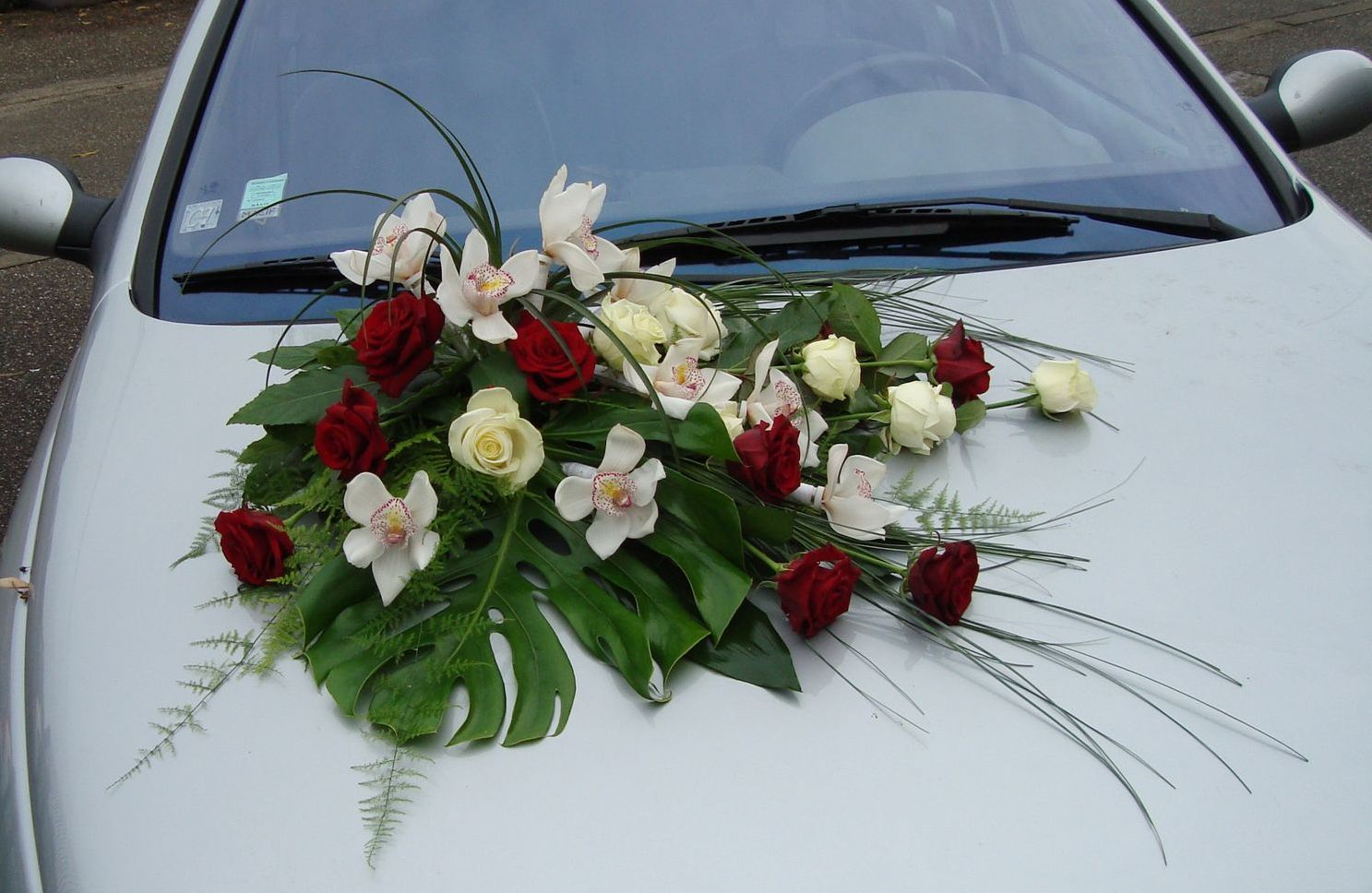 Composition florale pour une petite voiture de mariés