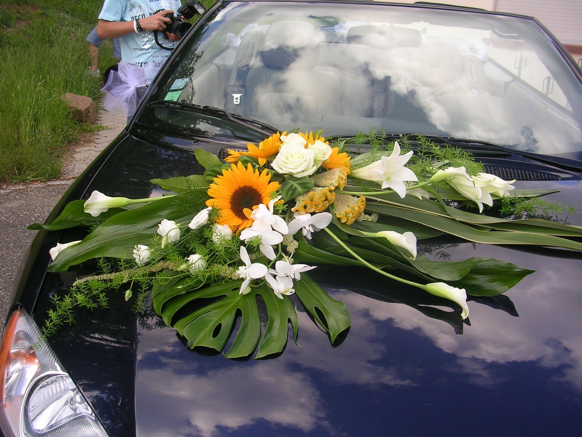 Composition florale pour voiture pendant un mariage