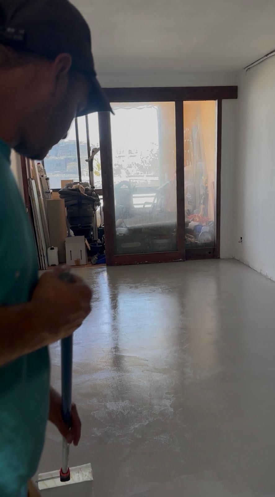 Una persona con una camisa color