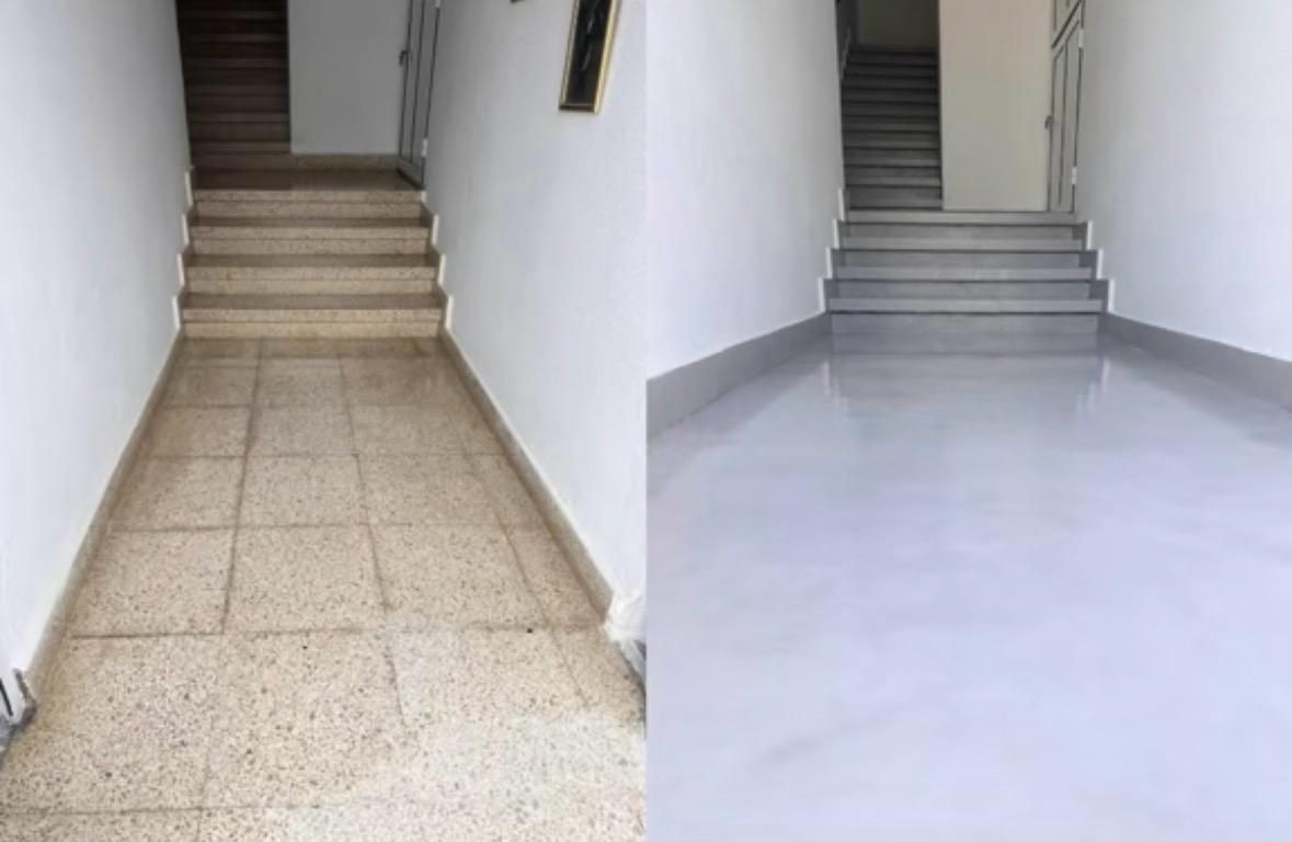 Escaleras paralelas: escalones alfombrados sobre un suelo de baldosas y un suelo liso gris debajo de otra escalera.