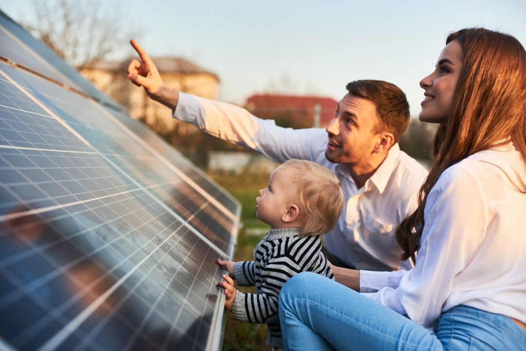 Petite famille devant un panneau solaire