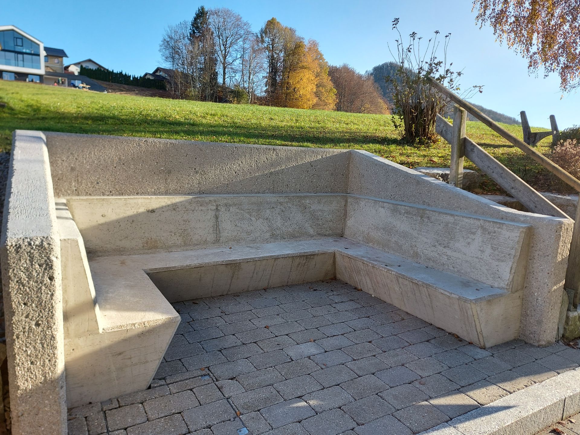 Eine Betonbank, zu der eine Treppe hinaufführt