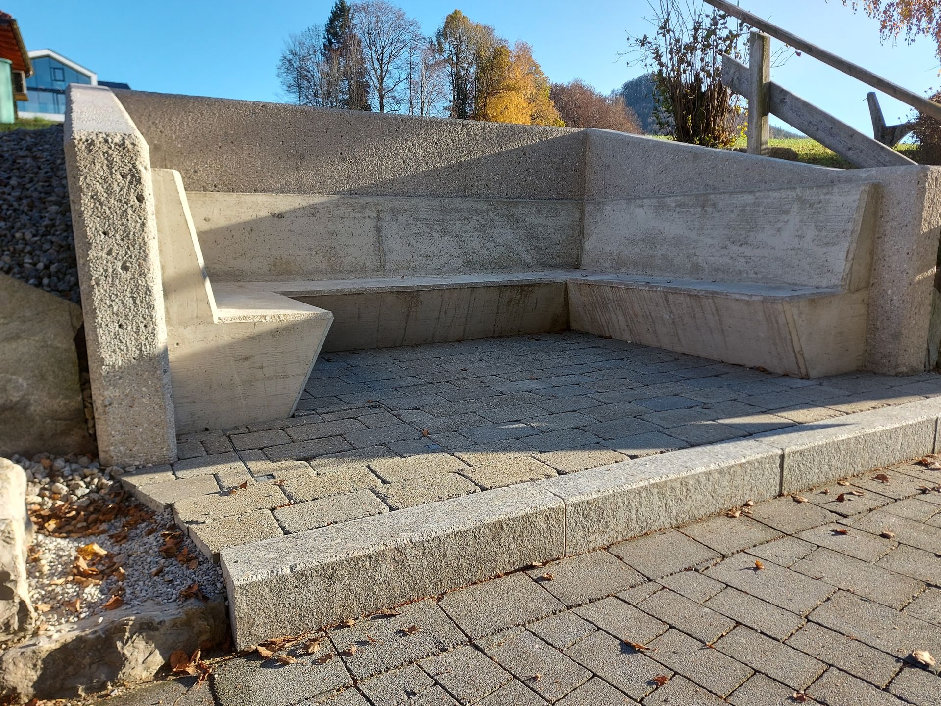 Eine Steinbank mit einer Treppe, die hinaufführt