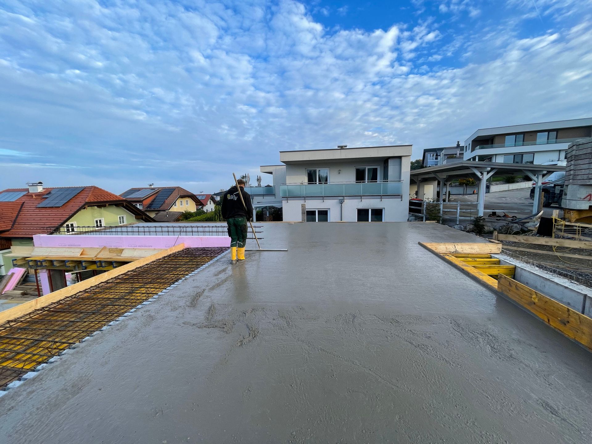 Ein Mann steht auf einem Betondach.