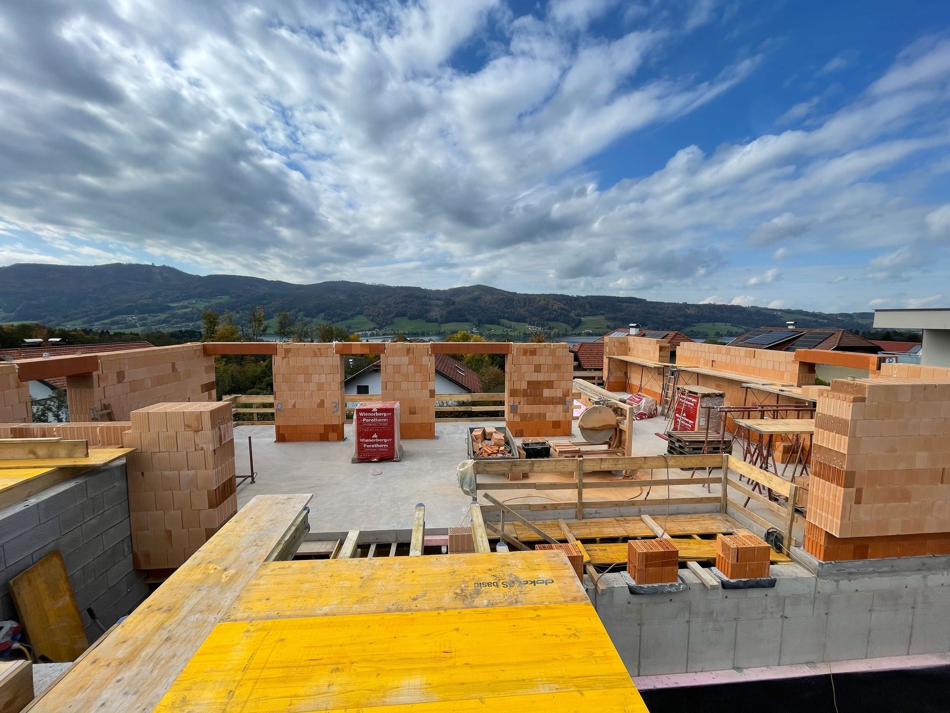 Ein im Bau befindliches Gebäude mit Blick auf die Berge im Hintergrund.