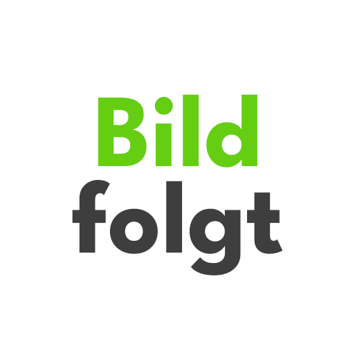 Ein Mann mit Brille und Rollkragenpullover geht die Straße entlang.