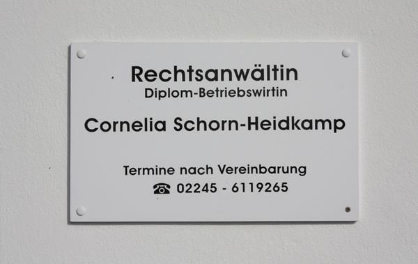 Ein Schild mit der Aufschrift Cornelia Schorn-Heidkamp