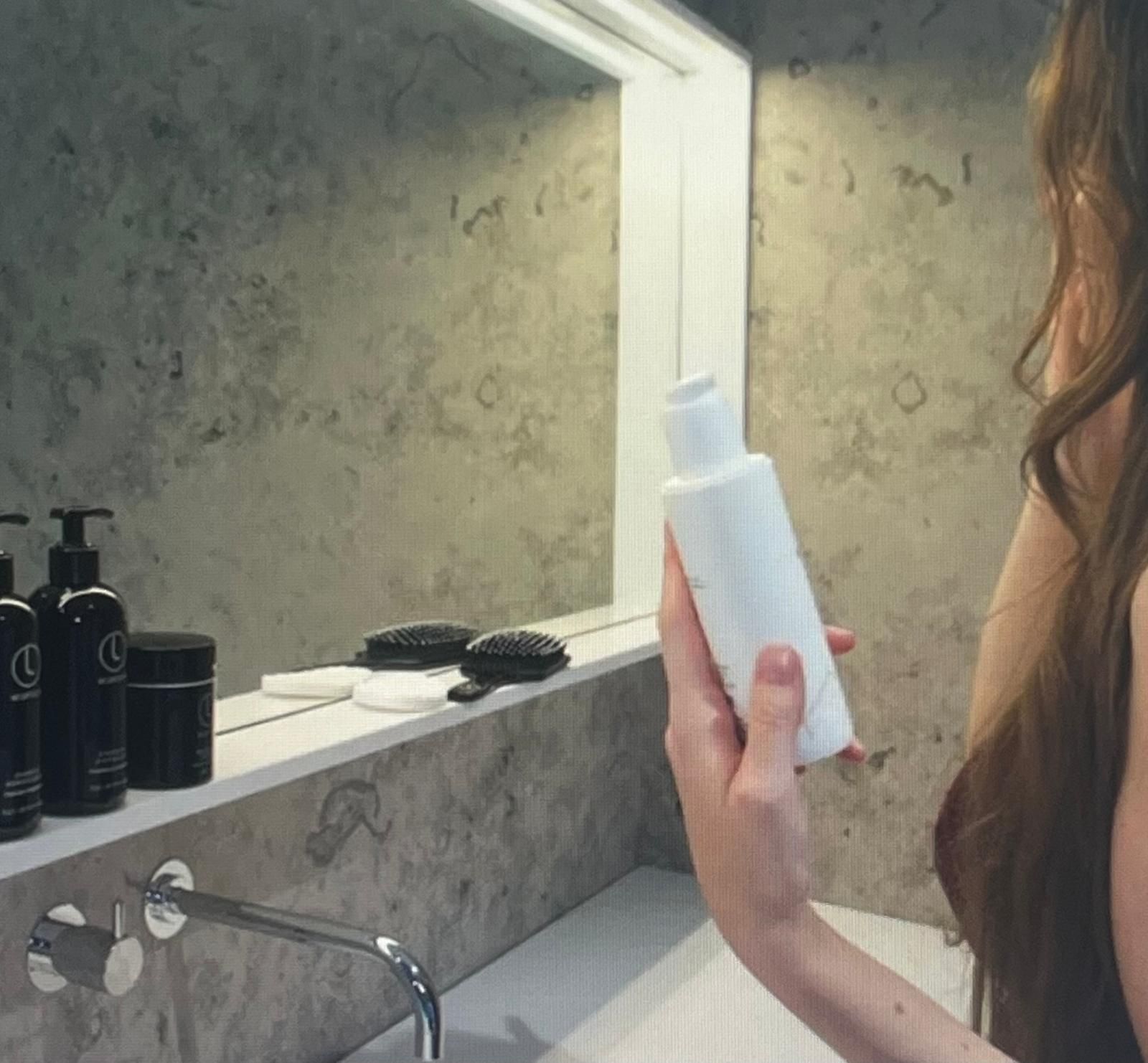 Der Frisör | Gregor von Wirth - Die Kosmetik | Marion Schmitt - Frau vor Spiegel, Kosmetikprodukte