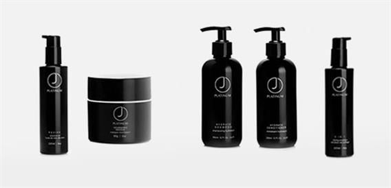 Eine Reihe schwarzer Flaschen mit dem Buchstaben J darauf