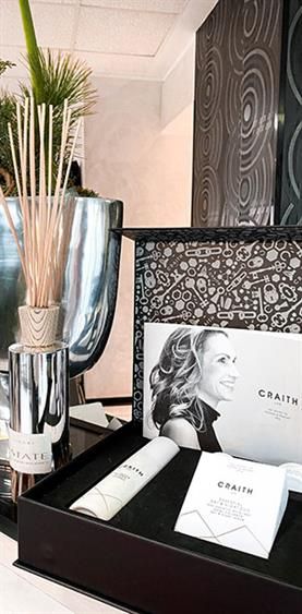 Auf einem Tisch steht eine Schachtel mit dem Bild einer Frau darauf.