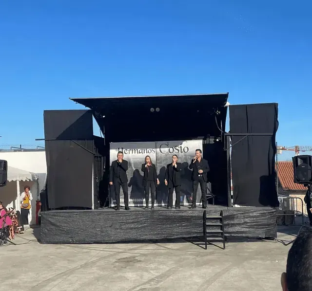 Un grupo de personas de pie en un escenario con la palabra Oslo escrita en él.
